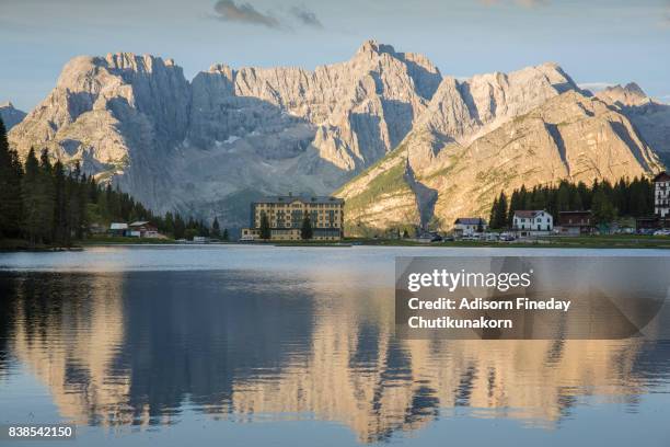 lake misurina,dolomites in summer - cadena de montañas stock pictures, royalty-free photos & images