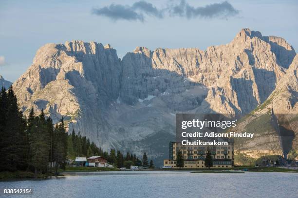 lake misurina,dolomites in summer - reflejo foto e immagini stock