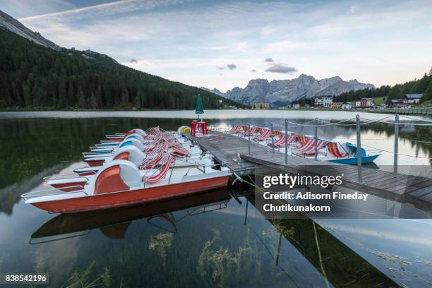 lake misurina,dolomites in summer - destinos turísticos stock-fotos und bilder