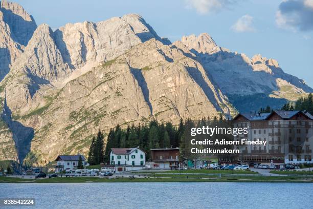 lake misurina,dolomites in summer - escena de tranquilidad stock-fotos und bilder