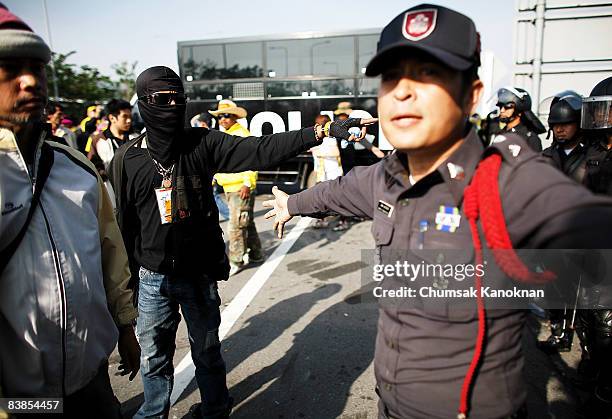 Thai policeman confront anti-government protesters near Suvarnabhumi airport on November 29, 2008 in Bangkok, Thailand. Nearly 100,000 passengers...