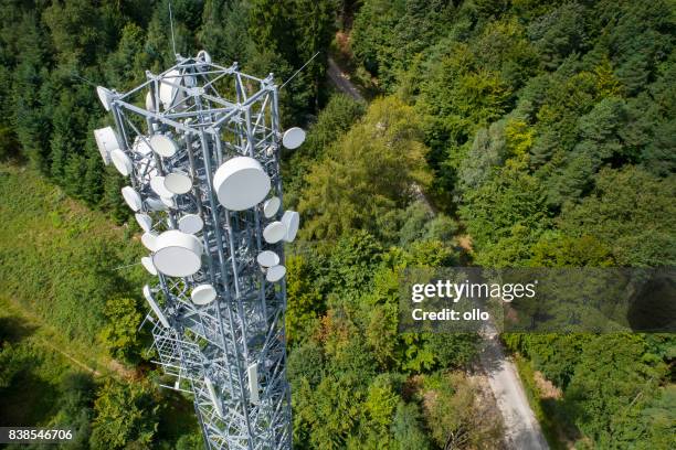 communicatie toren - mast stockfoto's en -beelden