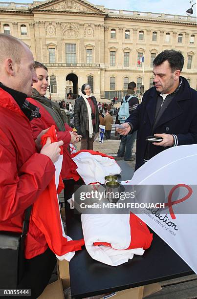 Des bénévoles de l'association Sidaction vendent des produits dérivés au profit de la lutte contre le sida, le 29 novembre 2008 sur le pont des Arts...