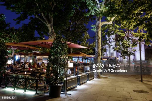 Alfresco dining in Plaza de la Independencia at night.