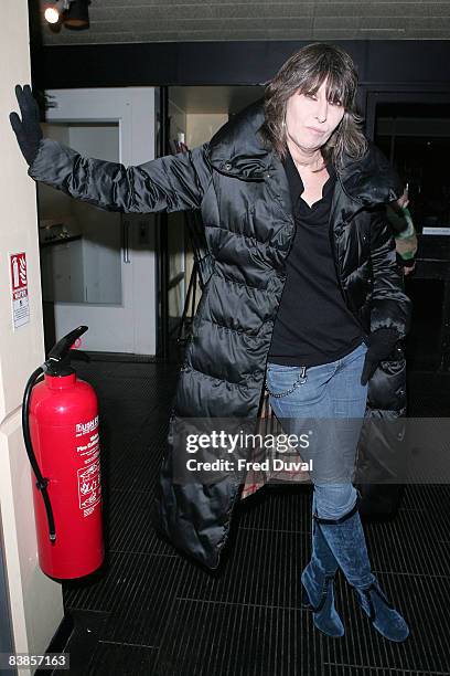 Chrissie Hynde arrives at the premiere of 'Ano Una' at the Curzon Renoir on November 29, 2008 in London, England.