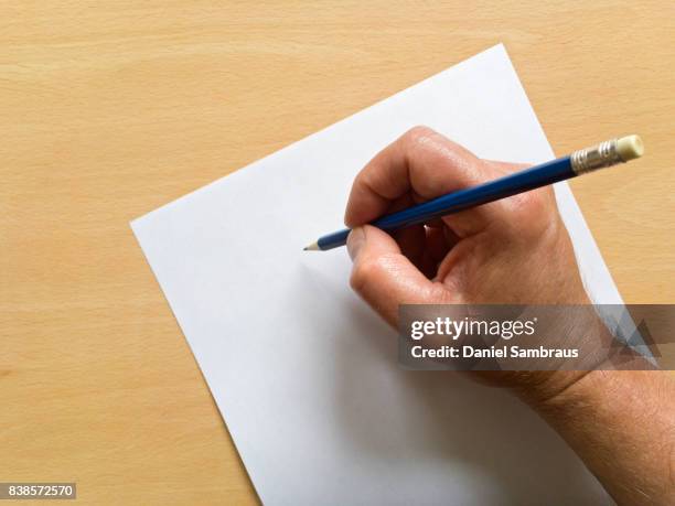 Paper Using Hand 24 Mans Hand Holding Blank Sheet Of Paper Stock Photos, High-Res ...
