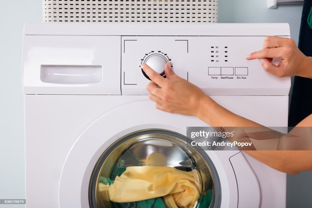 Person Hand Taste Waschmaschine
