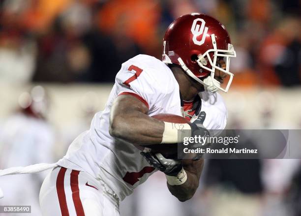 Running back DeMarco Murray of the Oklahoma Sooners runs the ball against the Oklahoma State Cowboys at Boone Pickens Stadium on November 29, 2008 in...