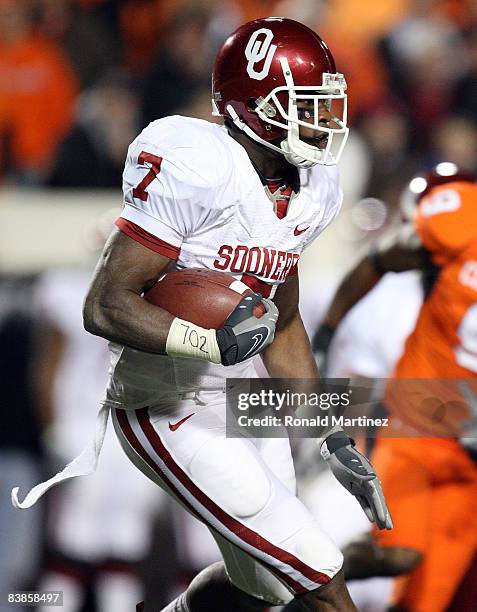 Running back DeMarco Murray of the Oklahoma Sooners runs the ball against the Oklahoma State Cowboys at Boone Pickens Stadium on November 29, 2008 in...