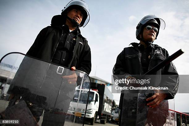 Thai riot policemen stand guard outside Suvarnabhumi airport on November 30, 2008 in Bangkok, Thailand. Nearly 100,000 passengers have missed flights...