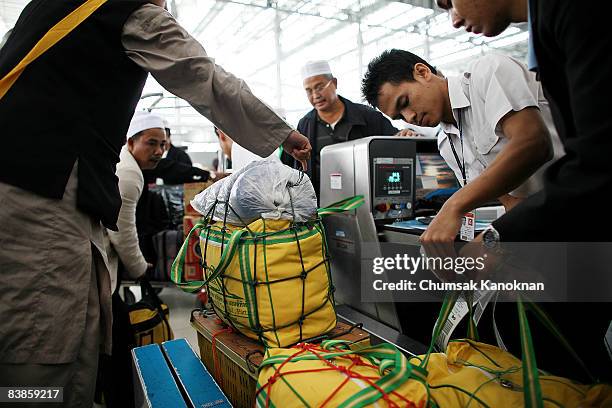 Thai muslim pilgrims weigh their lugguage at Suvarnabhumi airport on November 30, 2008 in Bangkok, Thailand. Nearly 100,000 passengers have missed...
