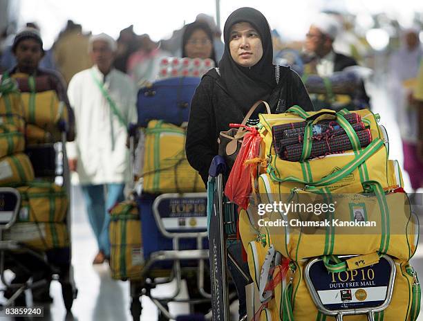 Thai muslim pilgim walks with her lugguage at Suvarnabhumi airport on November 30, 2008 in Bangkok, Thailand. Nearly 100,000 passengers have missed...