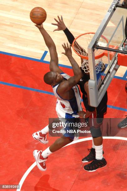 Zach Randolph of the Los Angeles Clippers attempts a shot against the Miami Heat at Staples Center on November 29, 2008 in Los Angeles, California....