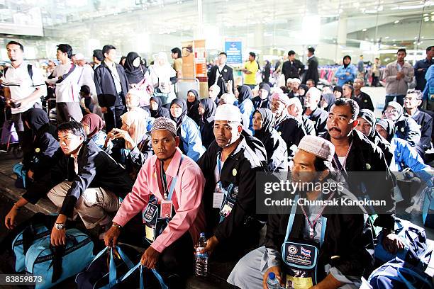Thai Muslim pilgrims wait in line for bus at Suvarnabhumi Airport to U-tapao Military airport for a flight to the Hajj in Saudi Arabia on November...