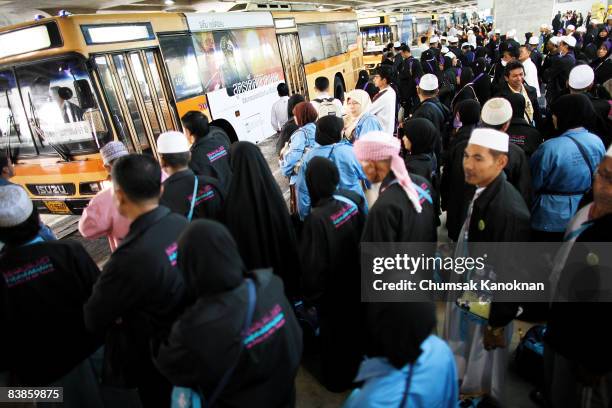 Thai Muslim pilgrims wait in line for bus at Suvarnabhumi Airport to U-tapao Military airport for a flight to the Hajj in Saudi Arabia on November...