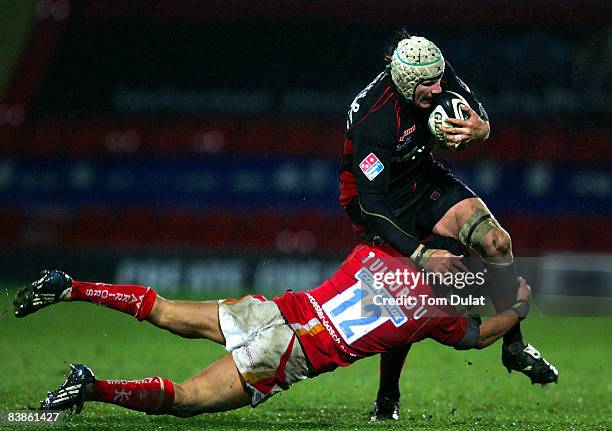 Wikus Van Heeren of Saracens is challenged by Sam Tuitupou of Worcester Warriors during the Guinness Premiership match between Saracens and Worcester...