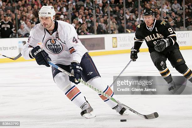 Sheldon Souray of the Edmonton Oilers skates against Brad Richards of the Dallas Stars on November 30, 2008 at the American Airlines Center in...