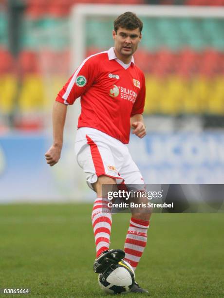 Daniel Goehlert of 1. FC Union Berlin runs with the ball during the 3rd Liga match between 1.FC Union Berlin and FC Erzgebirge Aue on November 29,...