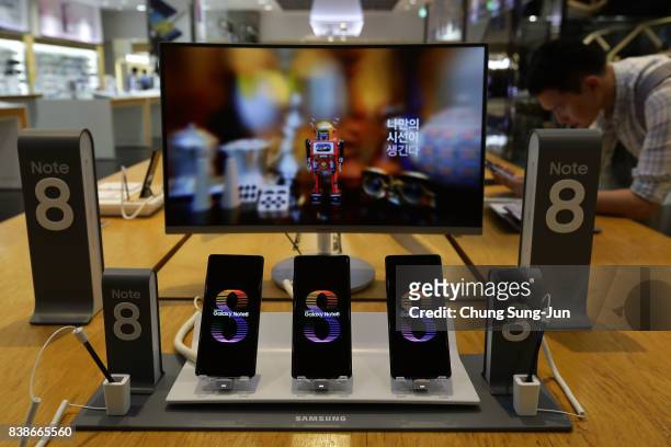 South Korean man experience Samsung Electronics Galaxy Note 8 smartphone at its shop on August 25, 2017 in Seoul, South Korea. Prosecutors are...