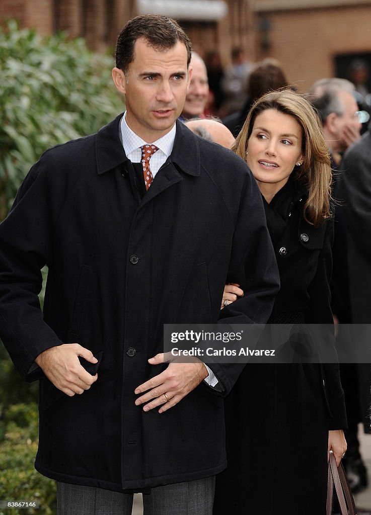 Prince Felipe & Princess Letizia Visit a student residence