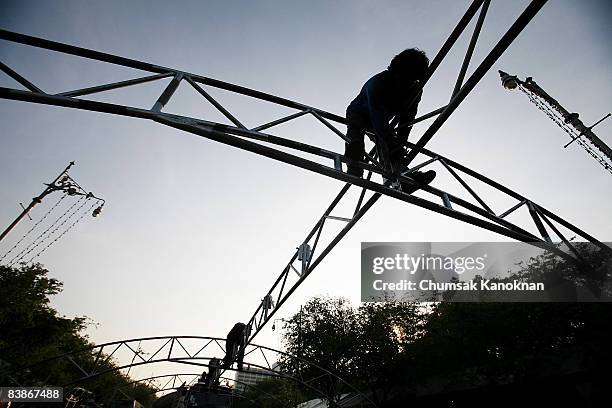 Thai workers take down a construction near Government House on December 1, 2008 in Bangkok, Thailand. Nearly 100,000 passengers have missed flights...