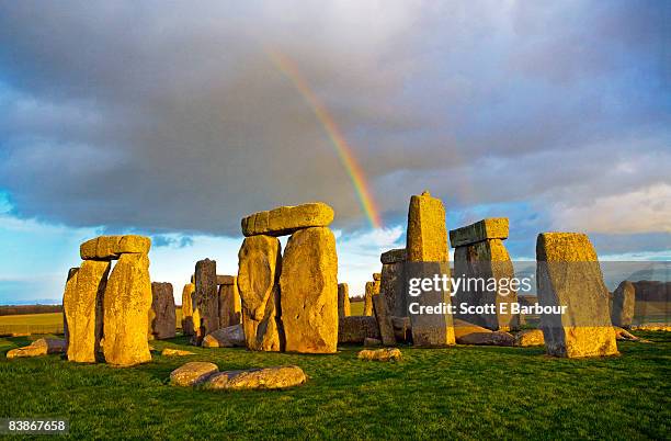 rainbow over stonehenge - stone circle - fotografias e filmes do acervo