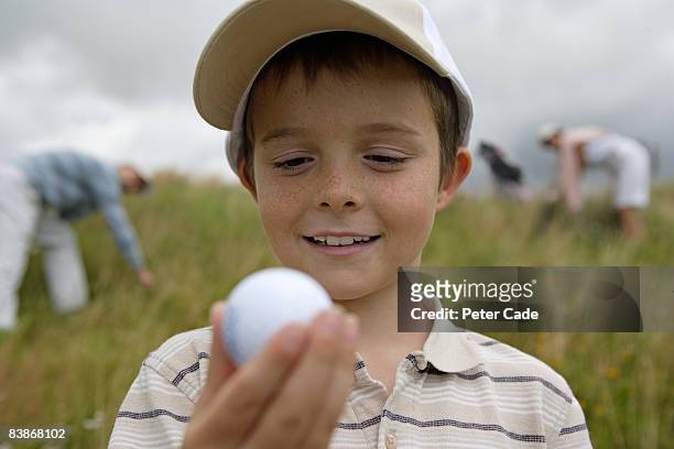 boy finds golf ball - encontrar imagens e fotografias de stock