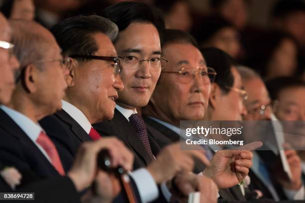 Billionaire Jay Y. Lee, vice chairman of Samsung Electronics Co., center, speaks to Son Byung Doo, chairman of the Samsung Foundation's 2015 Ho-Am...