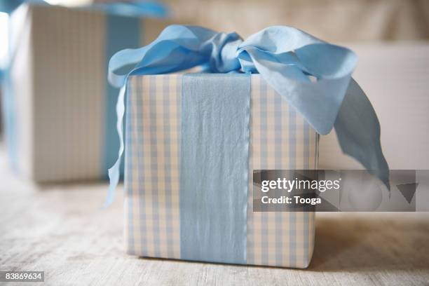 blue gingham gift with blue ribbon - babyshower stock-fotos und bilder