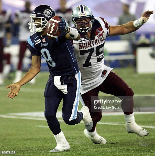 Toronto QB Damon Allen eludes the rush of Montreal's Ed Philion as the Montreal Alouettes play the Toronto Argonauts in CFL Football action at Rogers...