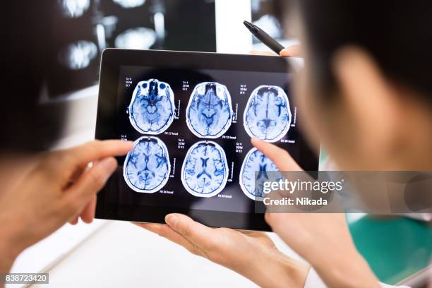 médico y paciente usando tableta digital en el hospital - radiologist fotografías e imágenes de stock