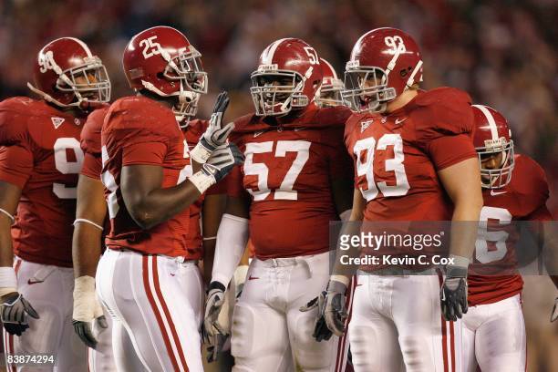 Rolando McClain of the Alabama Crimson Tide talks in a huddle during the game against the Mississippi State Bulldogs at Bryant-Denny Stadium on...