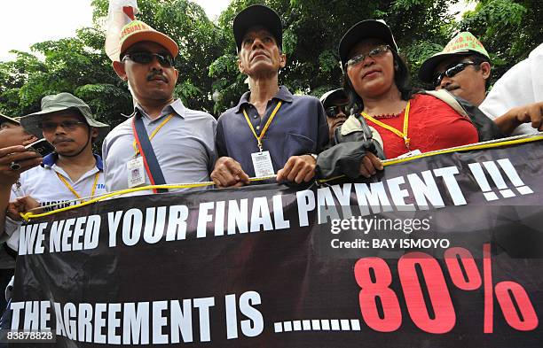 Victims of Indonesia's Lapindo mud volcano protest in front of the Presidential Palace in Jakarta on December 2, 2008 demanding compensation for...