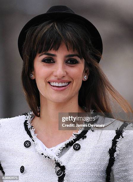 Actress Penelope Cruz attends the Unbreakable Kiss Mistletoe opening in Madison Square Park on December 1, 2008 in New York City.