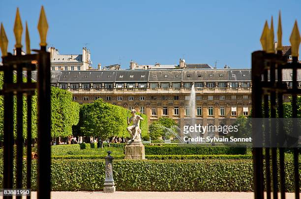 palais royal gardens,  paris, france - palais royal fotografías e imágenes de stock