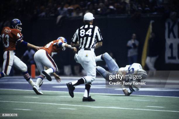 Wide receiver Butch Johnson of the Dallas Cowboys catches a 45-yard touchdown pass during the third quarter of Super Bowl XII against the Denver...