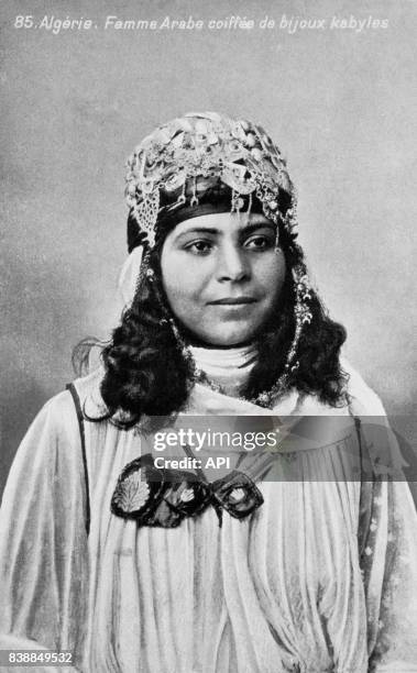 Carte postale illustrée par la photographie d'une Algérienne coiffée de bijoux kabyles.