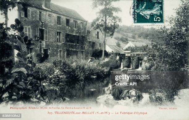 Carte postale illustrée par la photographie d'une vue de la fabrique d'optique de Villeneuve-sur-Bellot, en France.