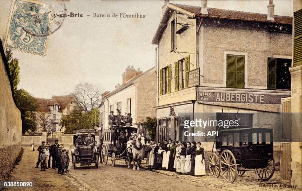 Carte postale illustrée par la photographie des omnibus de Roissy-en-Brie et leurs employés, en France.