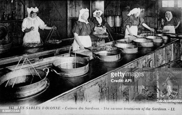 Carte postale illustrée par la photographie de la cuisson des sardines, Les Sables d'Olonnes, en France.