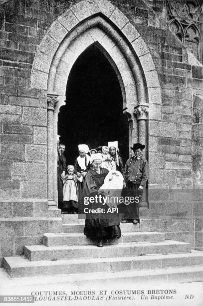 Carte postale illustrée par la photographie de la sortie d'église d'un baptême à Plougastel-Daoulas, en France.