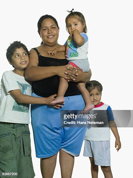 a hispanic family portrait - ヒリトラ ストックフォトと画像