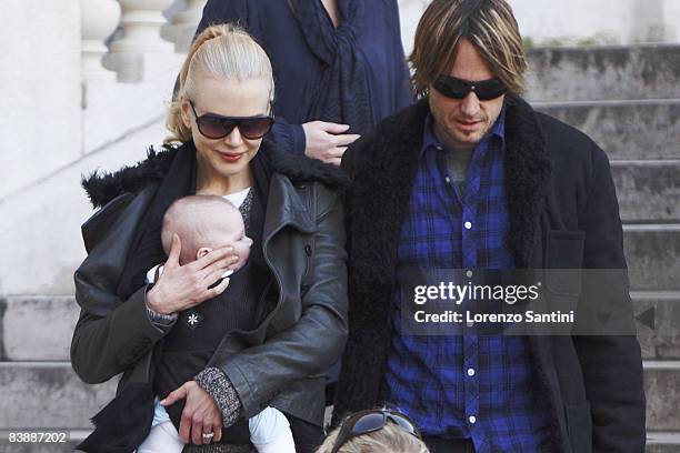 Keith Urban, Nicole Kidman and their baby visit the Galeries Nationales du Grand Palais on December 2, 2008 in Paris, France.