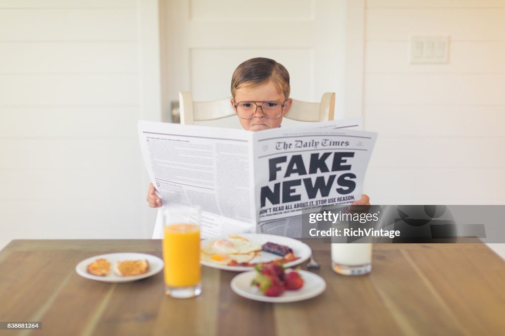 Ein junger Geschäftsmann Lesung Fake News ist wütend