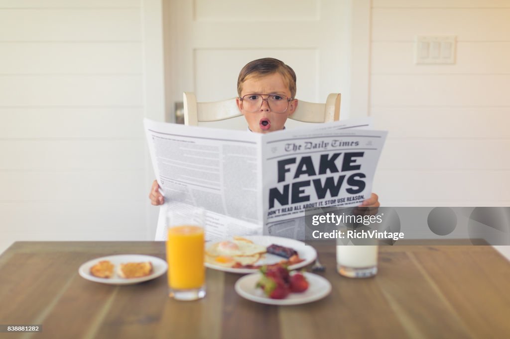 Een jonge zakenman lezing Fake nieuws is verrast