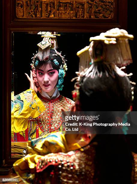 chinesischen oper-figur auf der suche in spiegel (yu ji) - chinese opera stock-fotos und bilder
