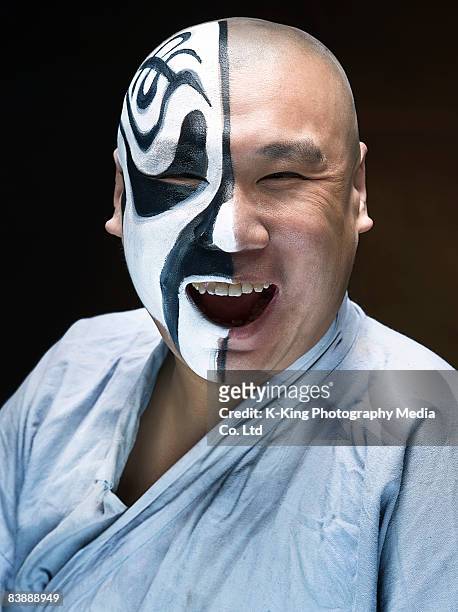opera actor with makeup on half of face - half shaved hair stockfoto's en -beelden