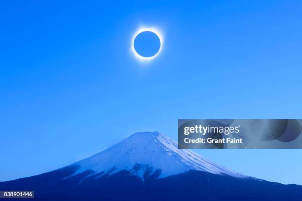 view of solar eclipse in totality. - totale finsternis stock-fotos und bilder