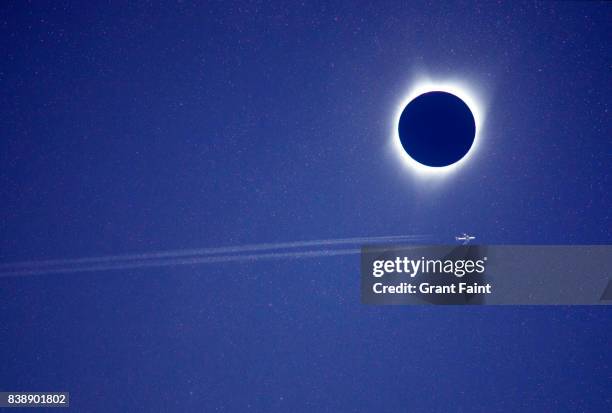 view of solar eclipse in totality. - eclipse solar imagens e fotografias de stock