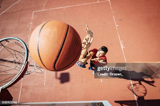 vista ad angolo alto su slam dunk e tentativo rampa nel basket - fare canestro foto e immagini stock